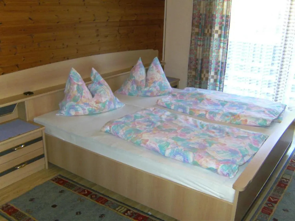 標準雙人房，設有露台及大床