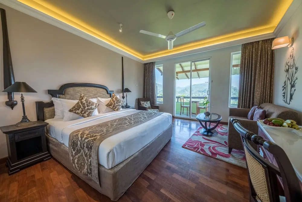 Earl's Regent Hotel
