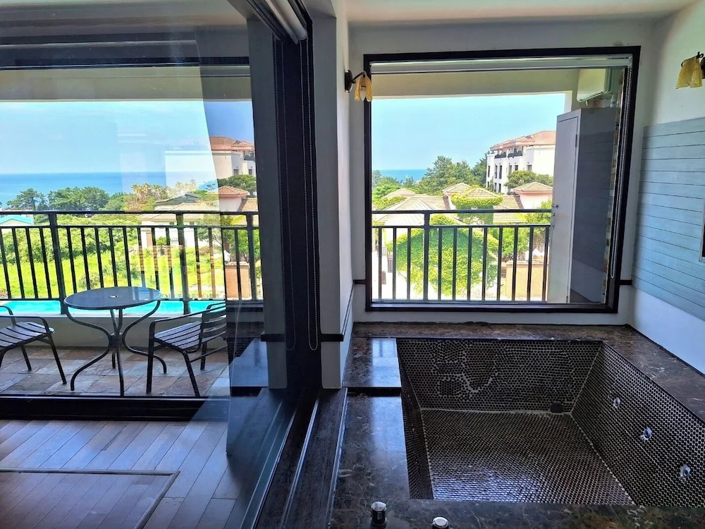 Deluxe Double room with ocean view (full double bed)