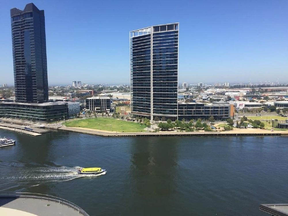 Onelife Docklands Luxury Apartment
