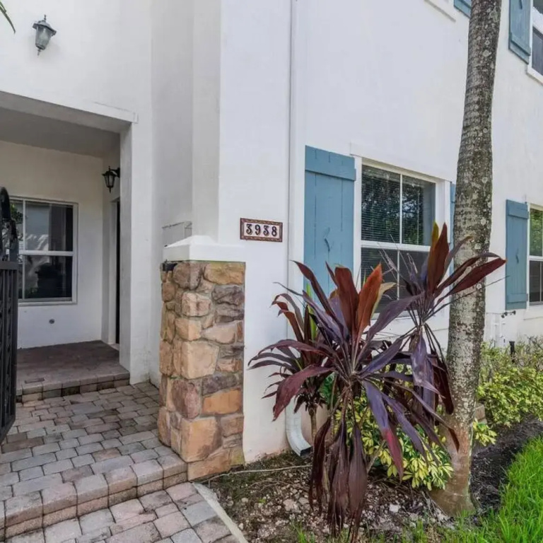 Beautiful Gated Community With Pool Gym Parks Parking