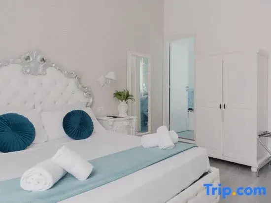Superior Quadruple room with street view