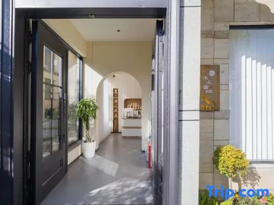 Ledao Yunnan |Mountain View Room|The Snow Mountain of Sunrise Garden Resort Designer Inn