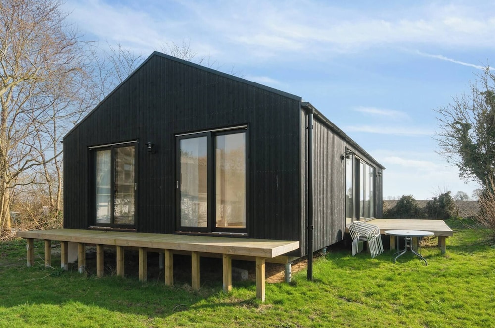 Stylish Cottage Near Beach, Cliff and Harbour Life