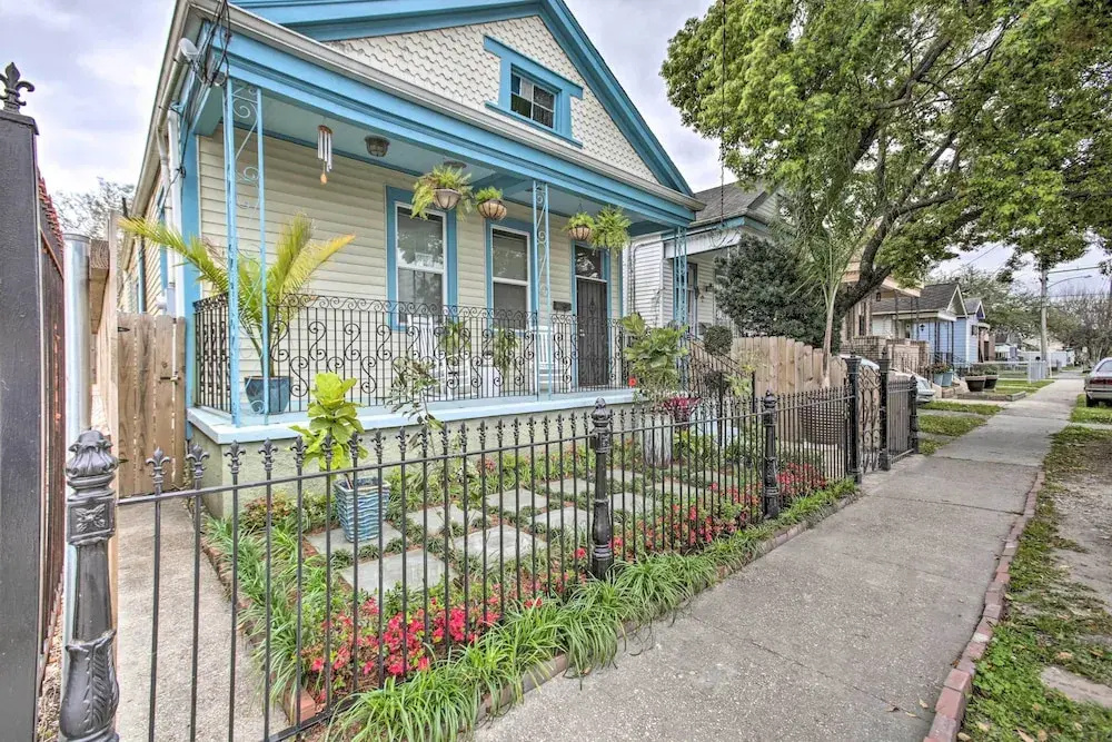 5 Mi to Bourbon Street: Central Nola Home