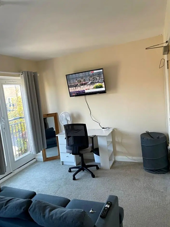 Private Rooms In A Cheerful 4-Bedroom Town House