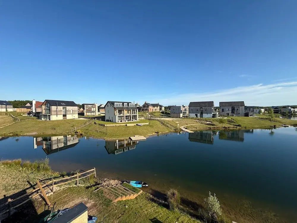 Still Waters Lakeside Retreat w t hot tub Slps 14
