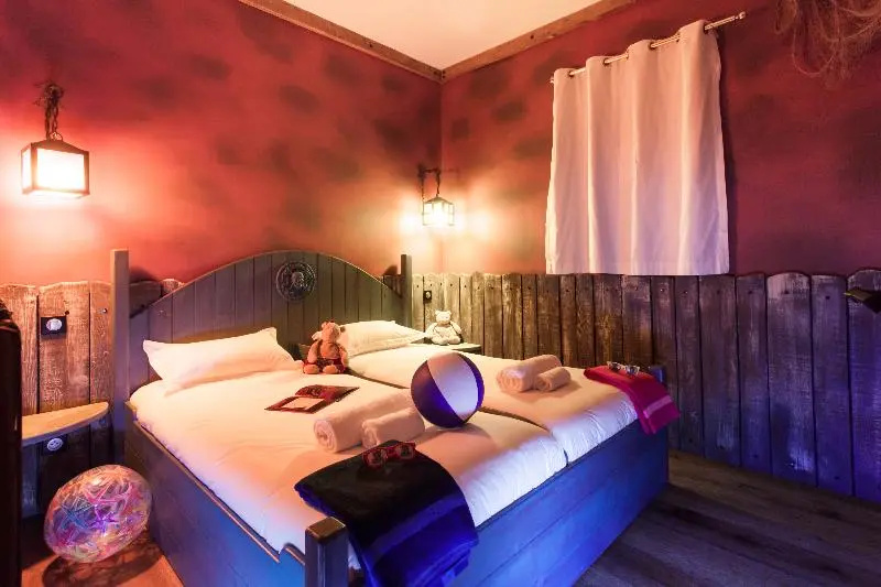 2 Bedrooms Suite with pool view