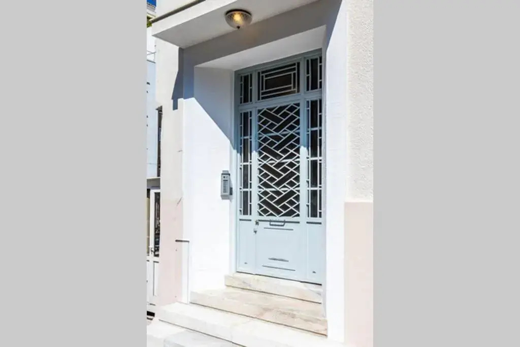 Neoclassical apartment with 3 bedrooms in Piraeus