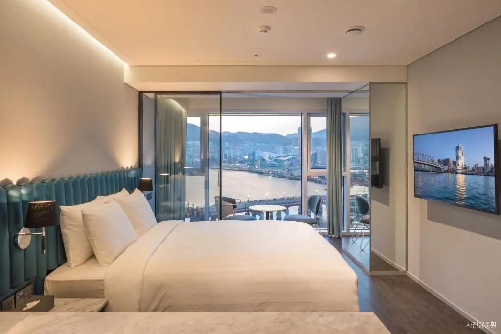 Standard Double room with partial ocean view (full double bed)