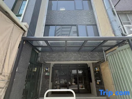 Phoenix Landing: A guesthouse with elevator access, accommodating 4-70 guests.