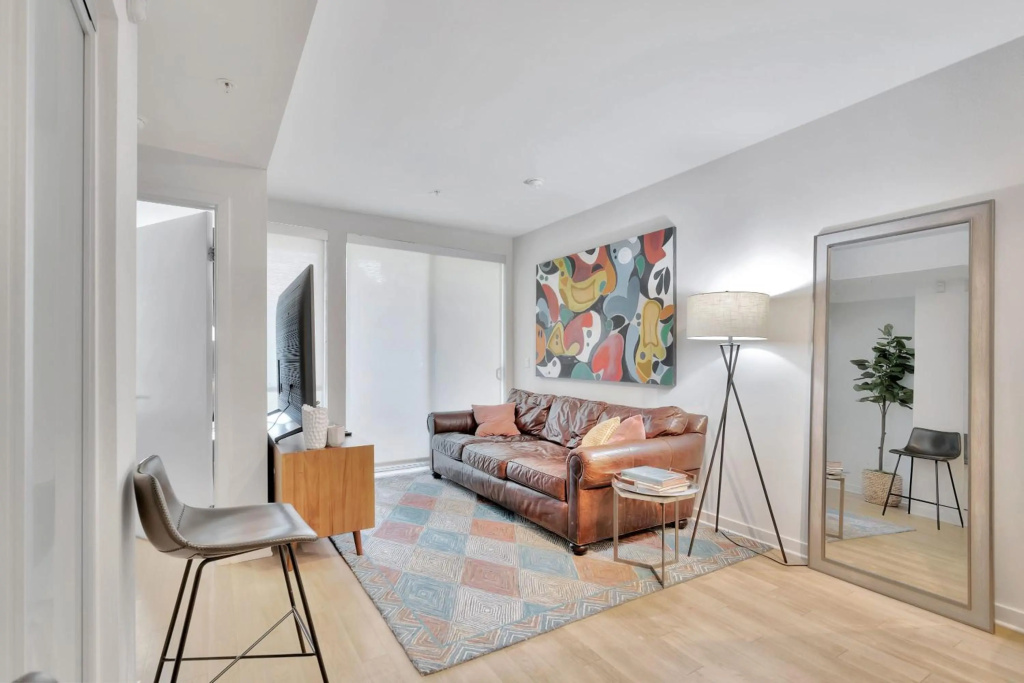 10 Hight Loft apartment heart of Santa Monica new