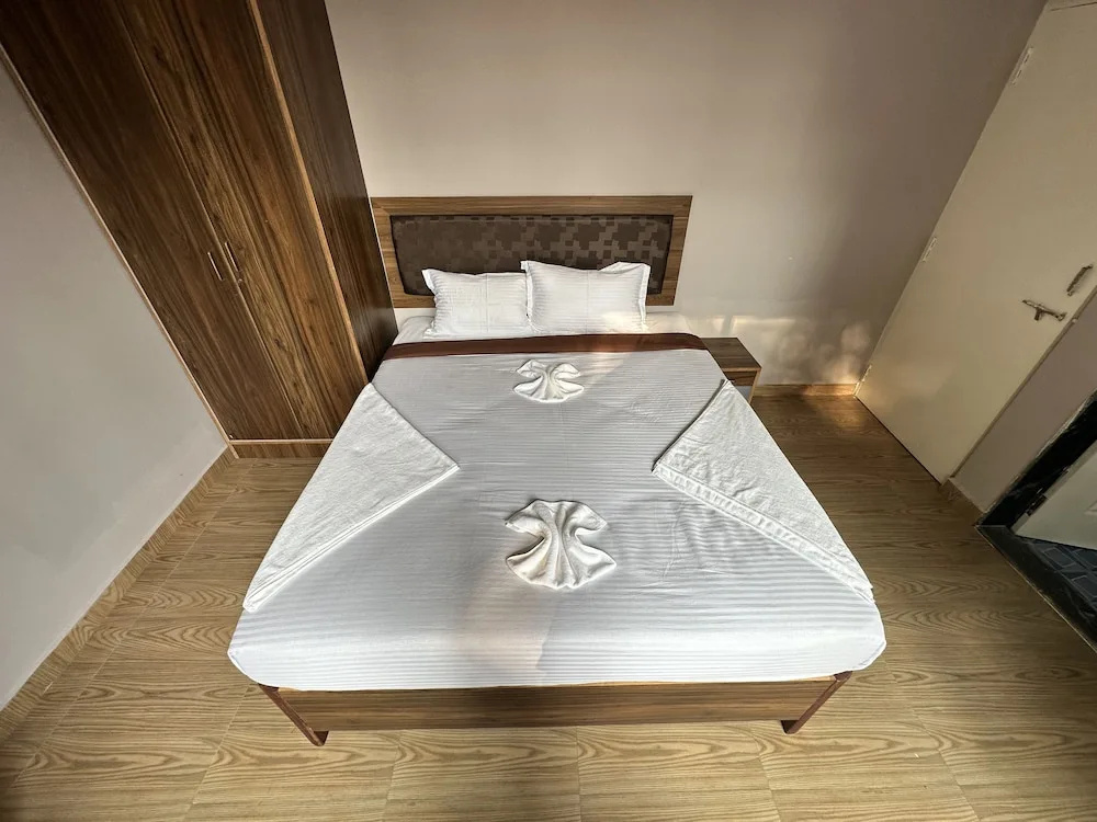 Deluxe Double room (full double bed) (bed type is subject to availability)