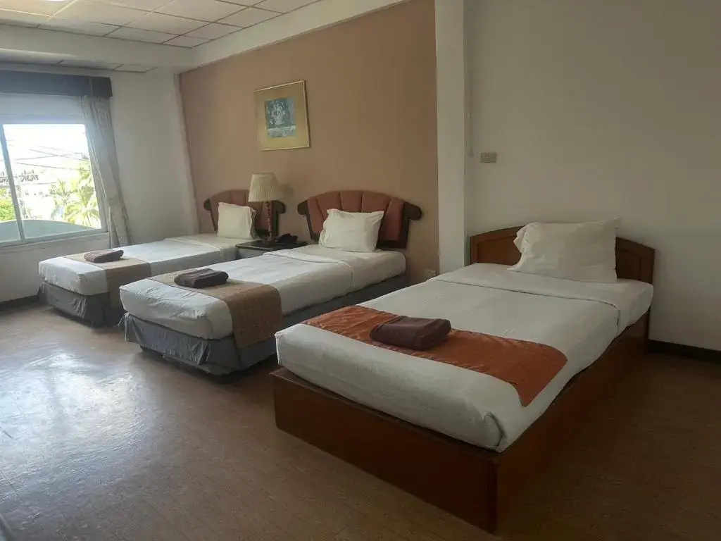Standard Triple room