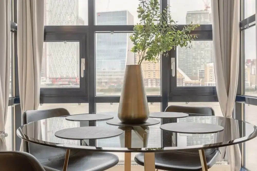 2 Bedroom Thames Apartment With Stunning Views