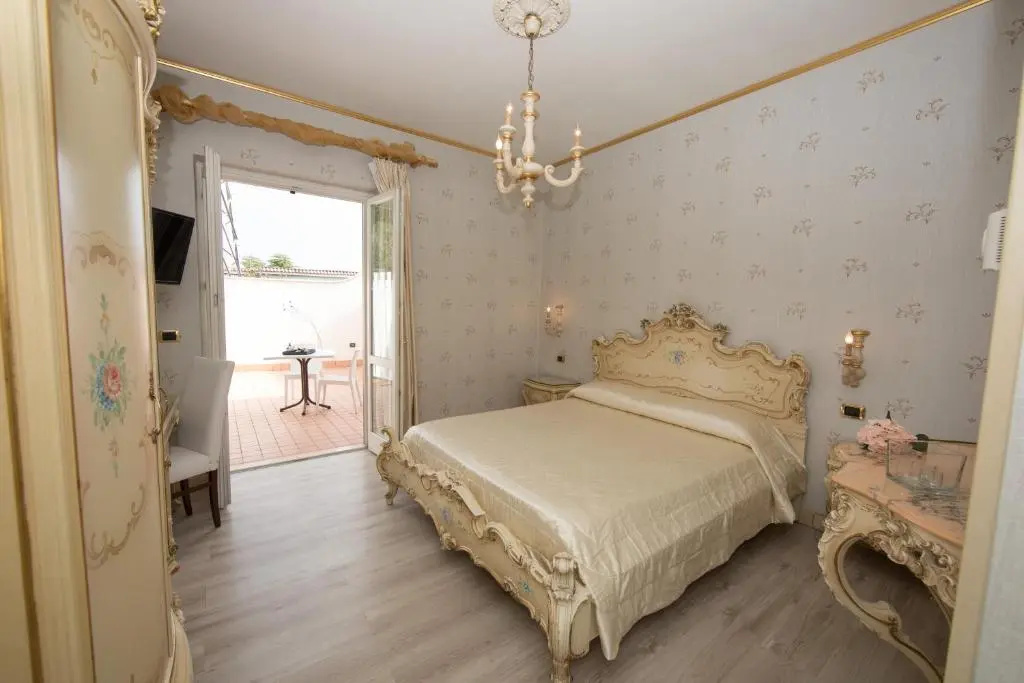 Deluxe Double room with balcony (full double bed)