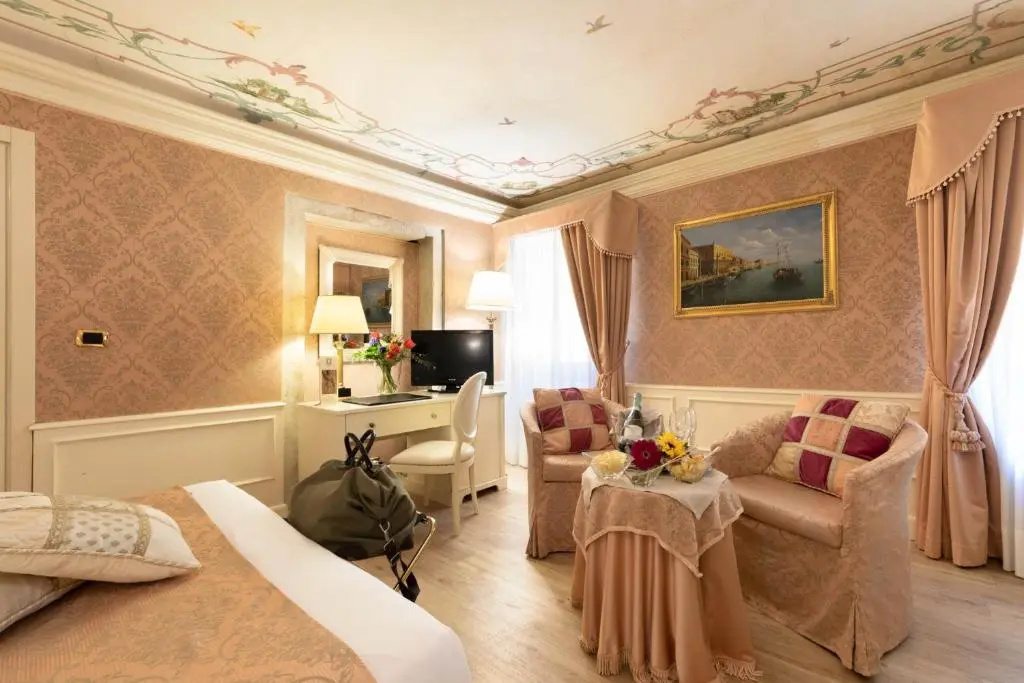 Deluxe Double room with canal view (full double bed)