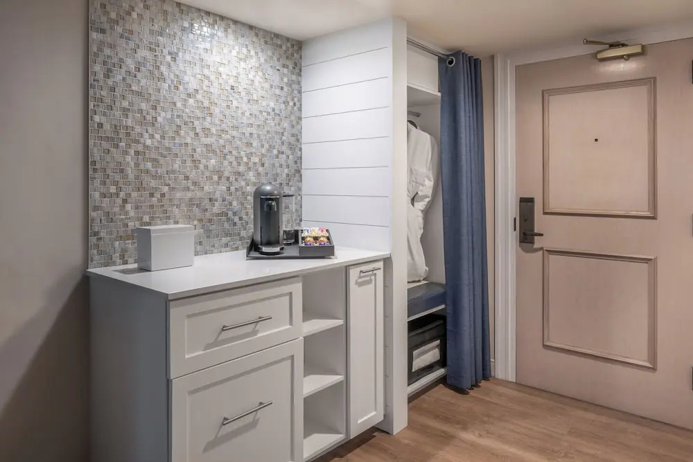 Standard Double room with partial ocean view (full double bed)