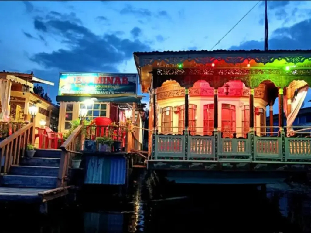 New minar group of houseboats