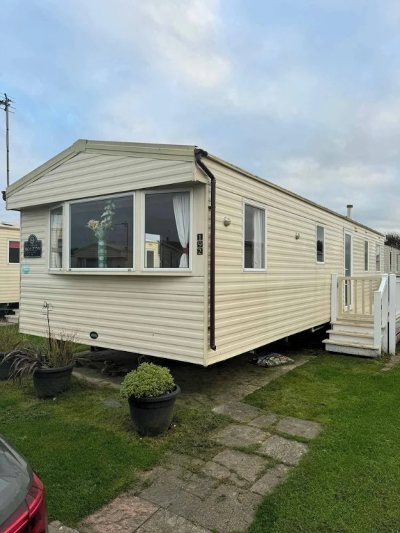 3 bed With Balcony on Lido Beach