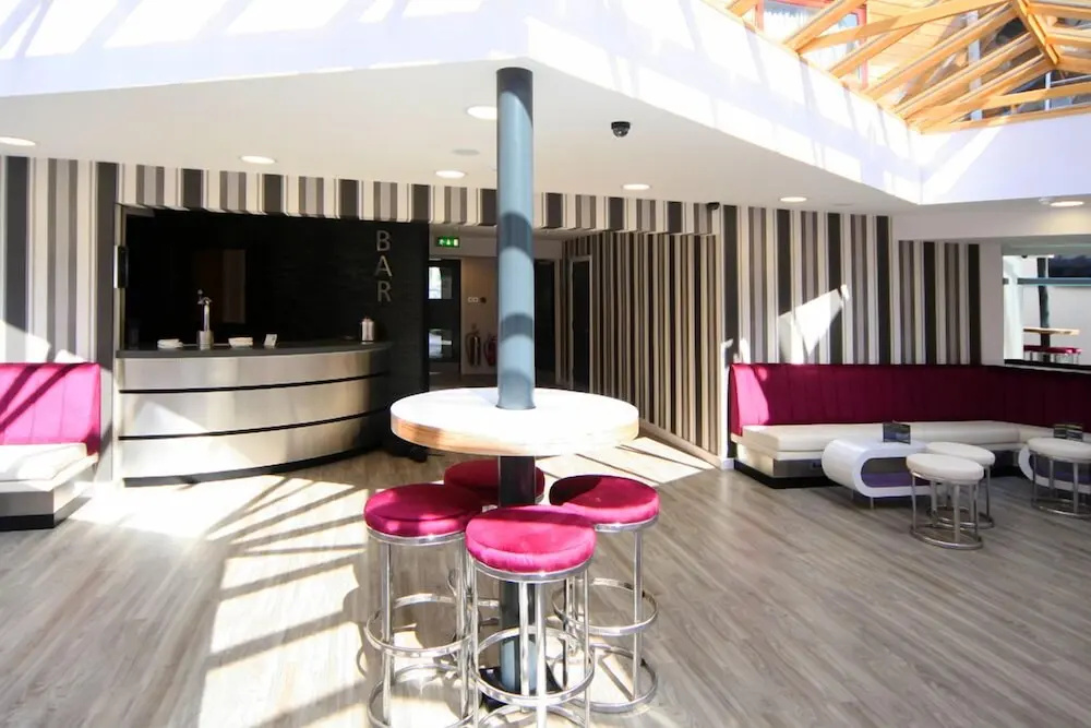 Damon's Hotel - Général