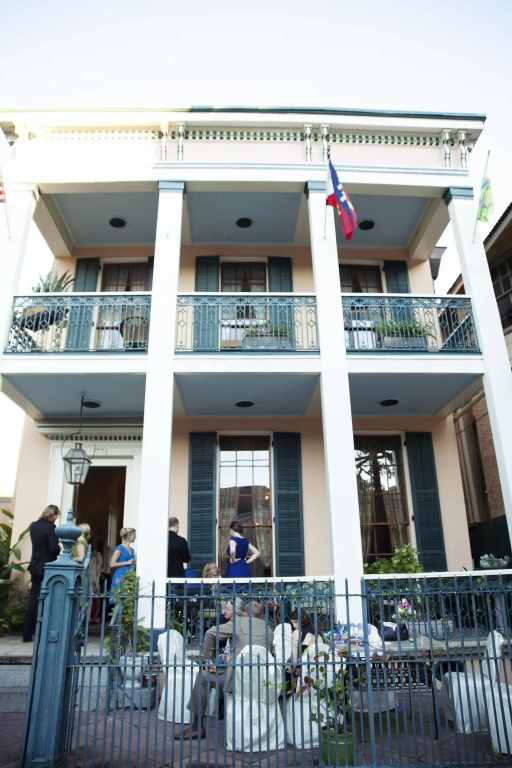 Parisian Courtyard Inn