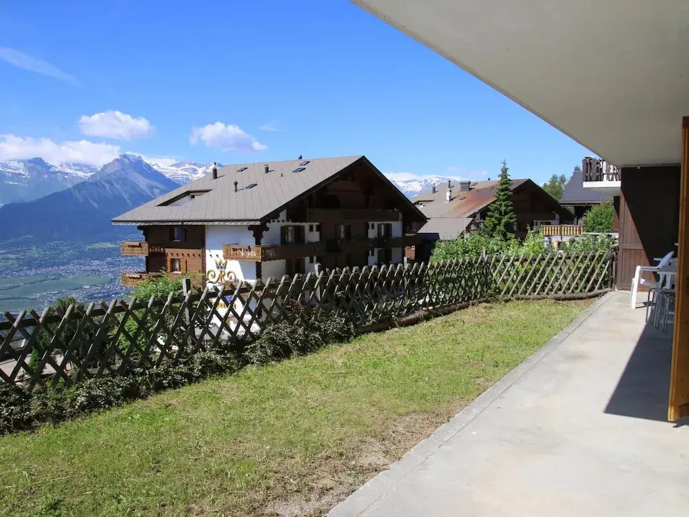 Stunning Apartment With Mountain Views