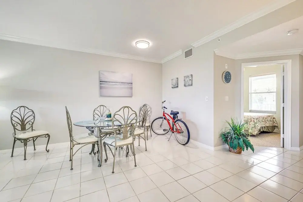 Sleek Naples Condo w/ Balcony: Snowbirds Welcome!
