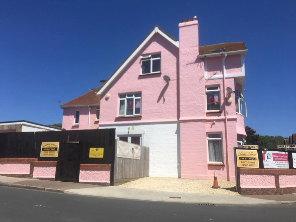 SINGER HOUSE , PAIGNTON BEACH SEAFRONT ,TORBAY , GUARANTEED FREE PARKING , WIFI ,We have various GROUND FLOOR Holiday Apartments with Private Gardens , Family rooms & Double rooms ,Opposite Paignton Pier
