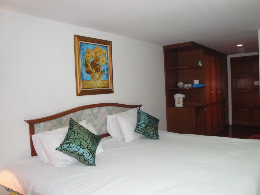 Отель Interchange Tower Serviced Apartment в Бангкоке