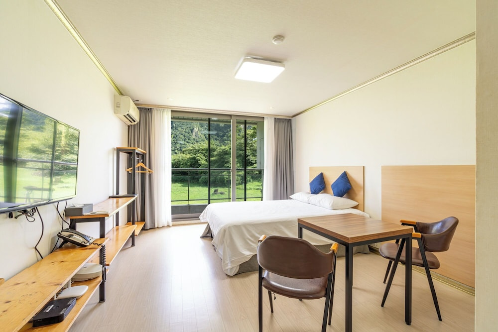 Standard Double room with balcony (full double bed)