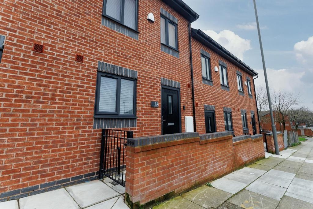 Air Host and Stay - Beautiful new build 3 bedroom house sleeps 5 minutes from LFC 14