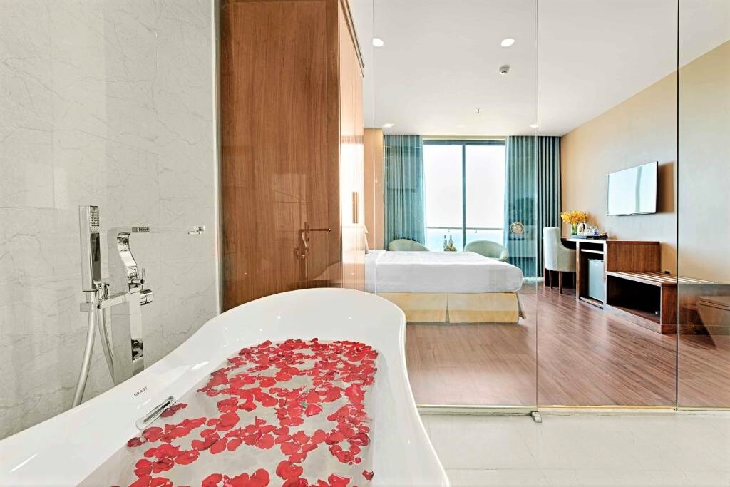 Yarra Ocean Suite Danang