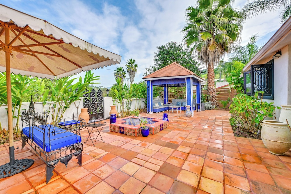 Gather & Unwind Outdoors, Stylish Vista Retreat!
