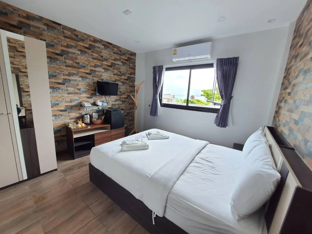 Deluxe Double room (full double bed)