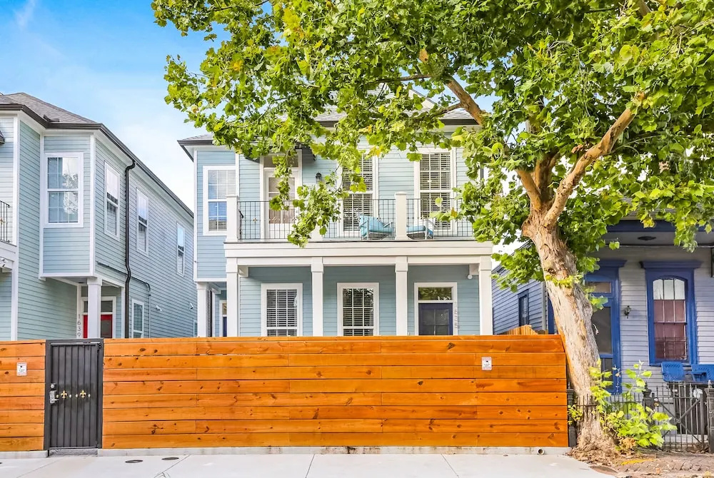 Stunning Modern and Fully-Upgraded 5 BR with Pool