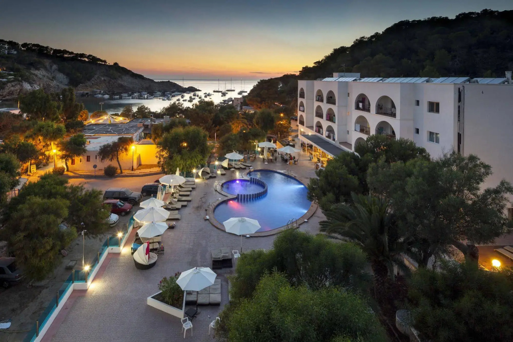 Aparthotel Puerto Cala Vadella