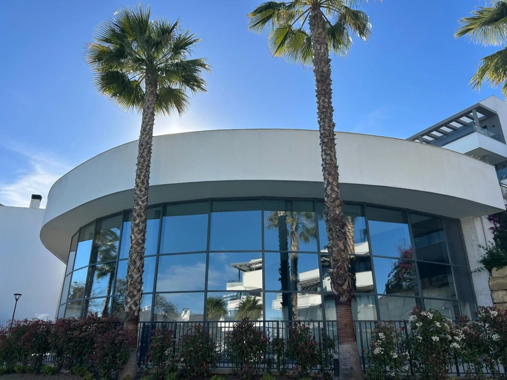 BRAND NEW STUNNING 3 BED RAISED GROUND FLOOR APARTMENT WITH SEA & POOL & MOUNTAIN VIEW INDOOR & OUTDOOR SWIMMING POOLS & GYM WALKING DISTANCE TO BEACH PORT Casa Casu Estepona