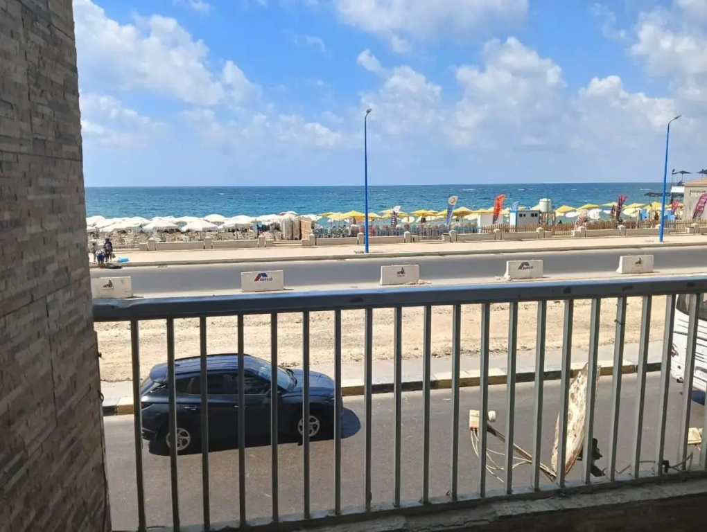 شقة علي البحر مباشرة في المندرة