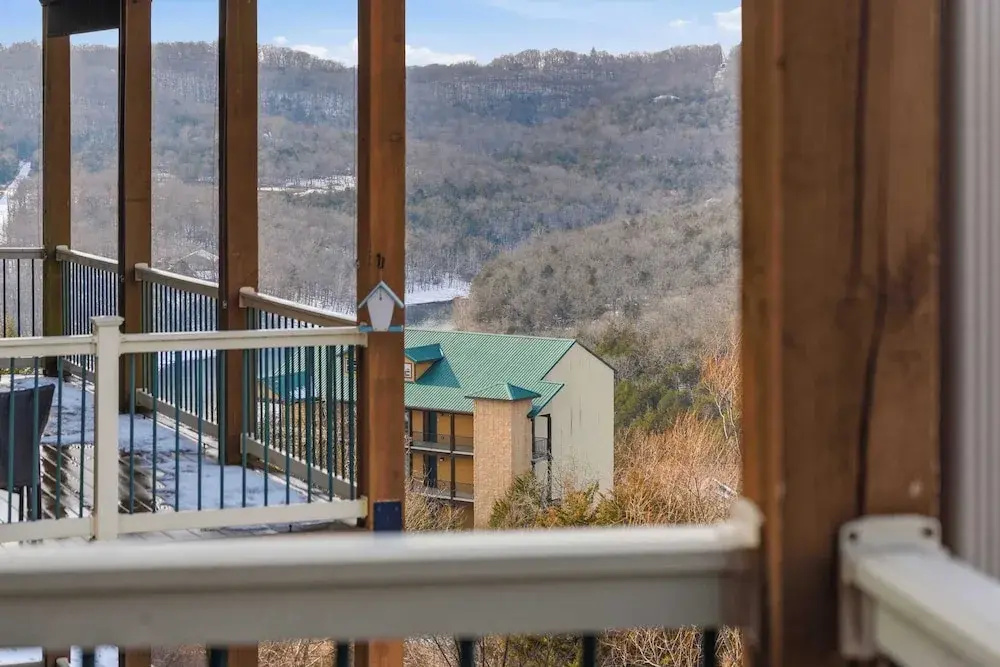 Stone Cliff Oasis Scenic Views