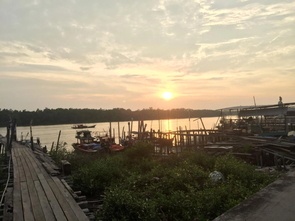 Gone Fishin Kuala Selangor 2 Min to Sky Mirror