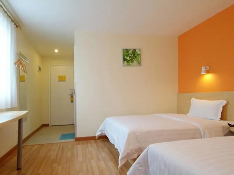 Standard Double room with city view (twin beds)