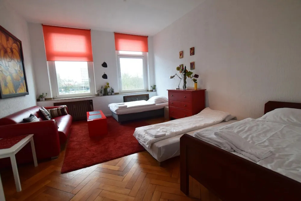 Tolstov-Hotels Large 3 1/2 Room Apartment