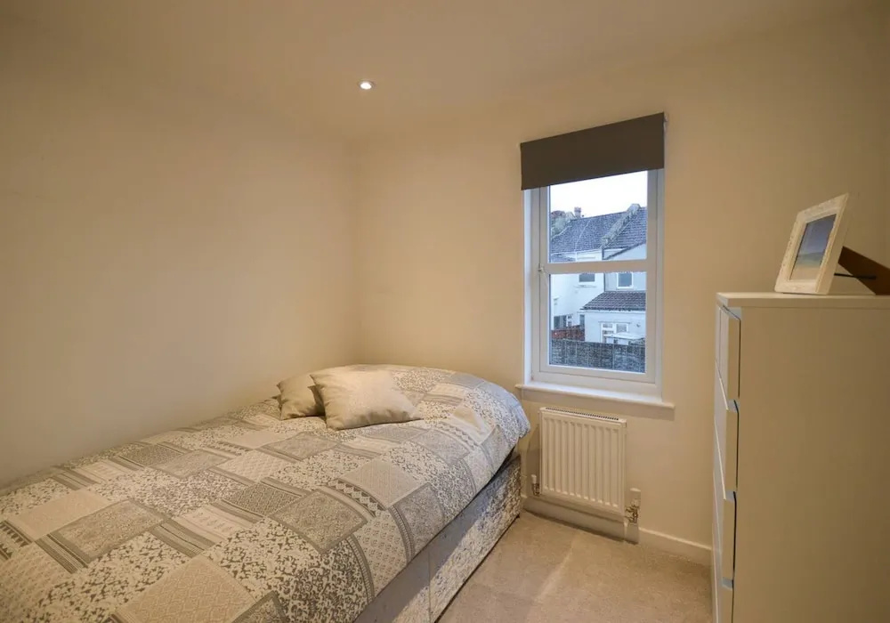 Spacious 2 Bed Flat With Parking In Bedminster