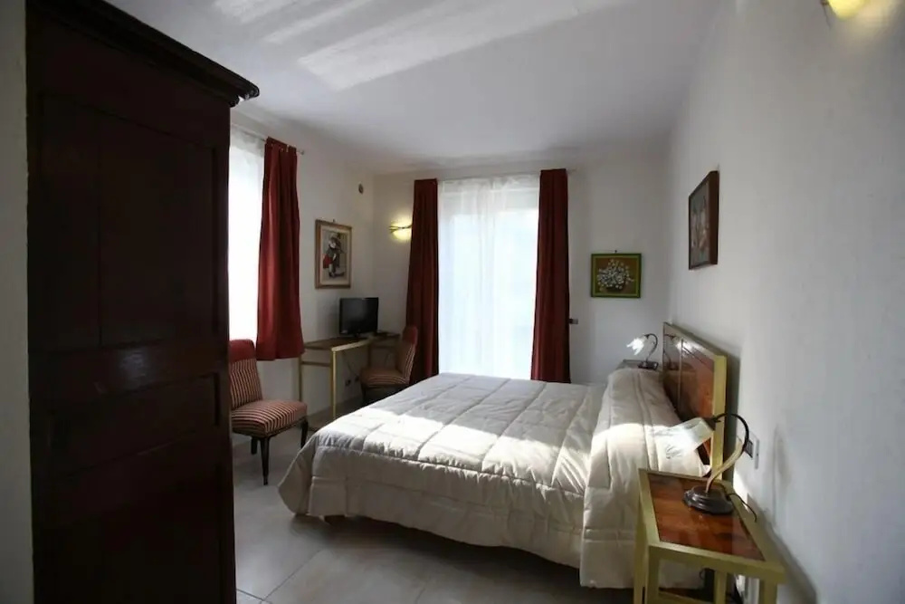 Standard Double room with balcony and with mountain view (full double bed)