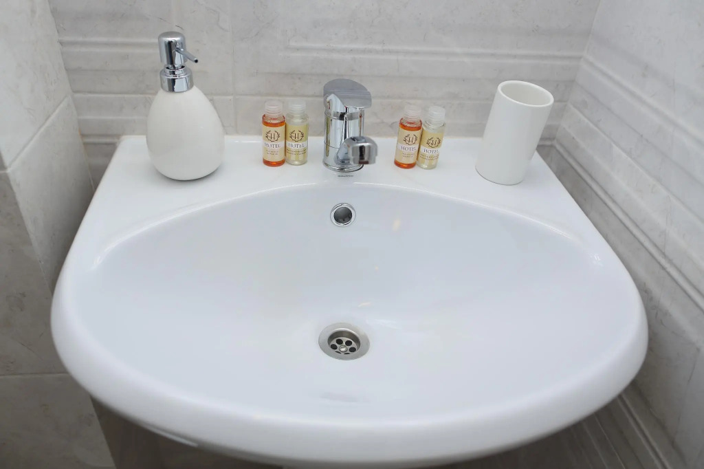 經濟雙家庭俱樂部客房,配備雙人加大床。