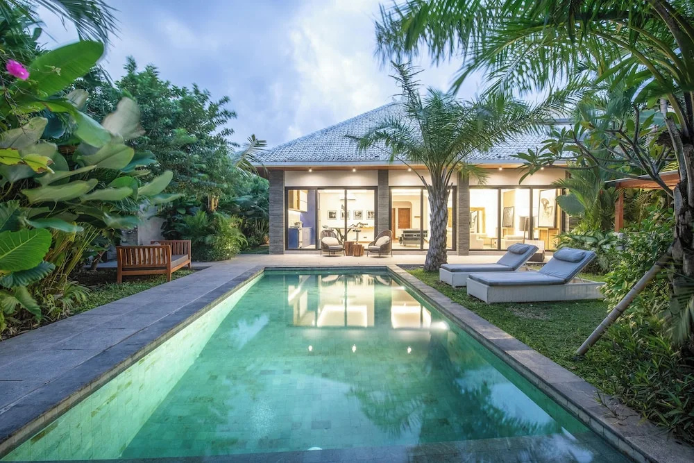 Elegant 3BR Retreat, Stylish Modern Villa Seminyak