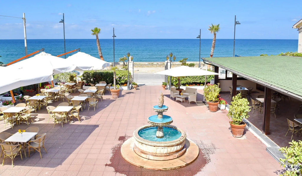 Beach & Waterfront