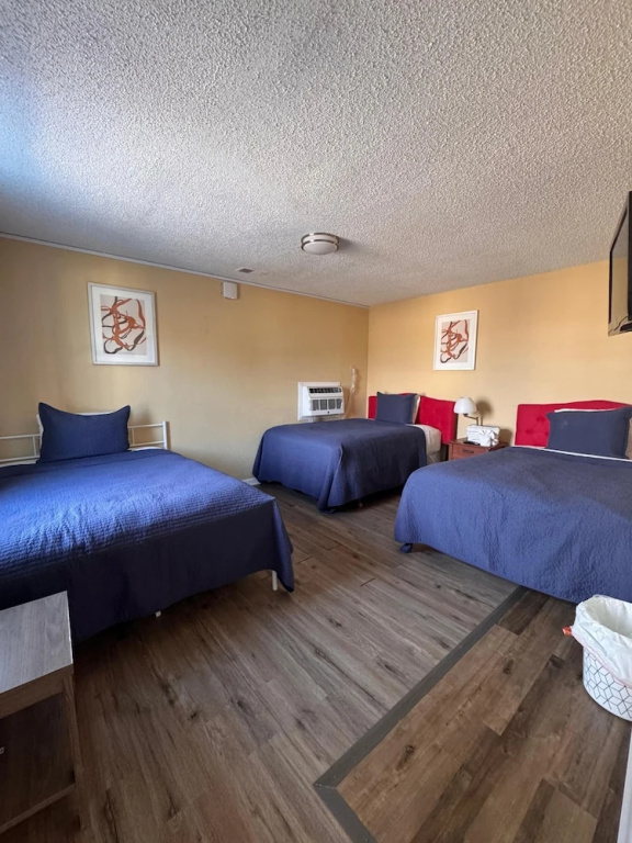 2 Bedrooms Standard Sextuple Family room