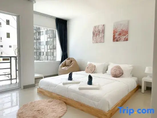 Deluxe Double room with city view (full double bed)